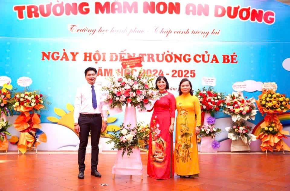 Đồng chí Võ Thanh Tùng - Quận ủy viên, Trưởng phòng Quản lý Đô thị quận Tây Hồ tặng hoa chúc mừng Lễ Khai giảng năm học mới tại Trường Mầm non An Dương